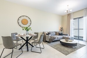 Interior - Modern & Cozy 1BR with Peaceful Vibes, Just a 20-Minute Drive to Downtown Dubai (Dubai)