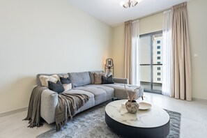 TV - Modern & Cozy 1BR with Peaceful Vibes, Just a 20-Minute Drive to Downtown Dubai (Dubai)