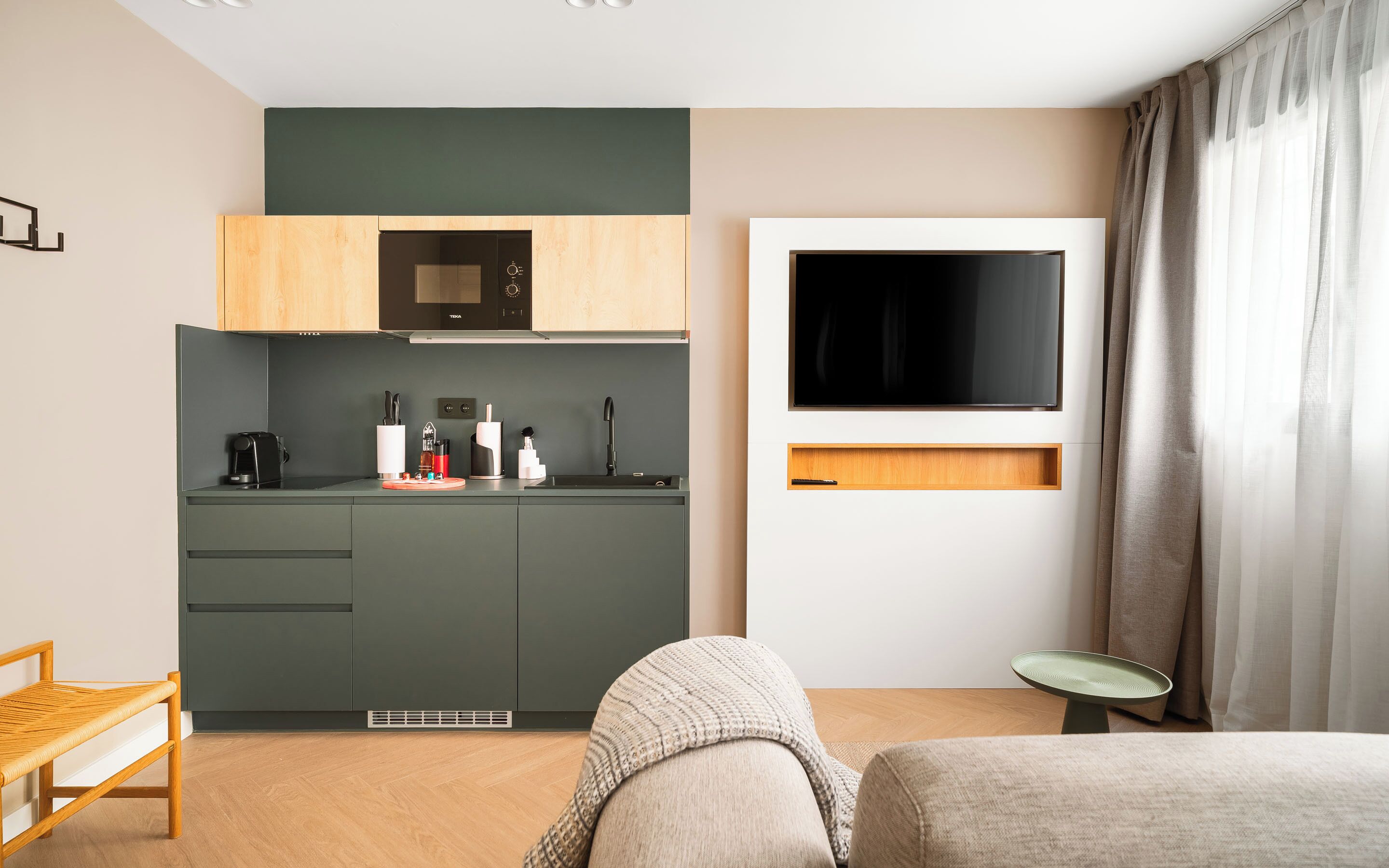 Comfort Studio with sofa bed | Privékeuken | Een koelkast, een magnetron, een kookplaat, een espressoapparaat