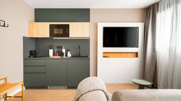 Comfort Studio with sofa bed | Privékeuken | Een koelkast, een magnetron, een kookplaat, een espressoapparaat