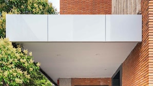 Ein Gebäudeeingang mit einem Schild mit der Aufschrift 'LIMEHOME' und einer Ziegel-Fassade.