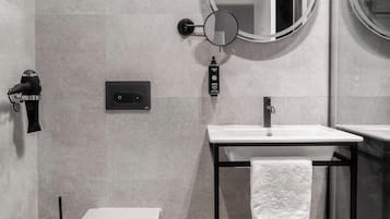 Family Studio with sofa bed | Bilik Mandi | Pancuran mandi, kelengkapan dandanan diri mesra alam, pengering rambut