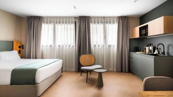 Comfort Studio | Dihias secara berasingan, dilengkapkan perabot secara berasingan, meja
