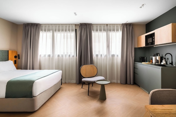 Comfort Studio | Desk, laptop workspace, blackout drapes, WiFi (free)
