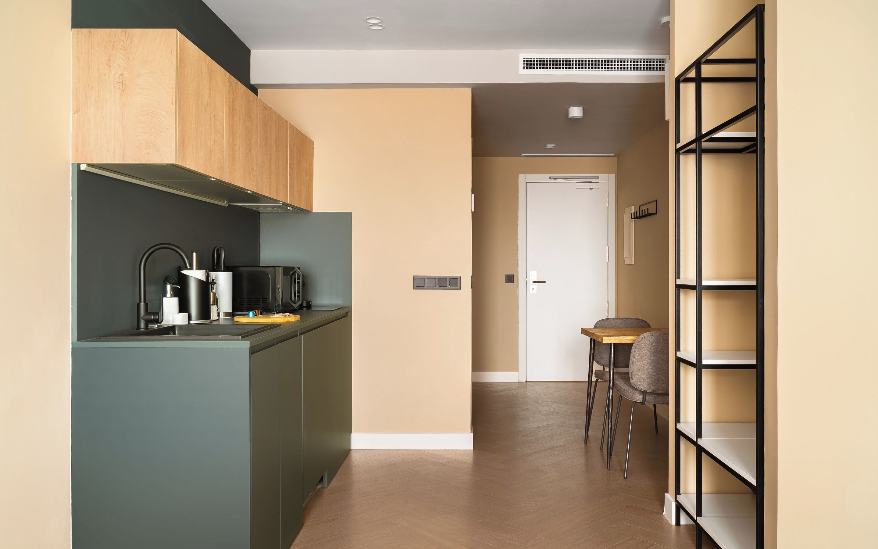Studio wheelchair accessible | Privékeuken | Een koelkast, een magnetron, een kookplaat, een espressoapparaat