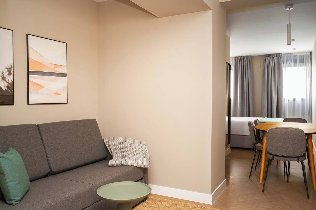 Family Studio with sofa bed | Schreibtisch, laptopgeeigneter Arbeitsplatz, Verdunkelungsvorhänge