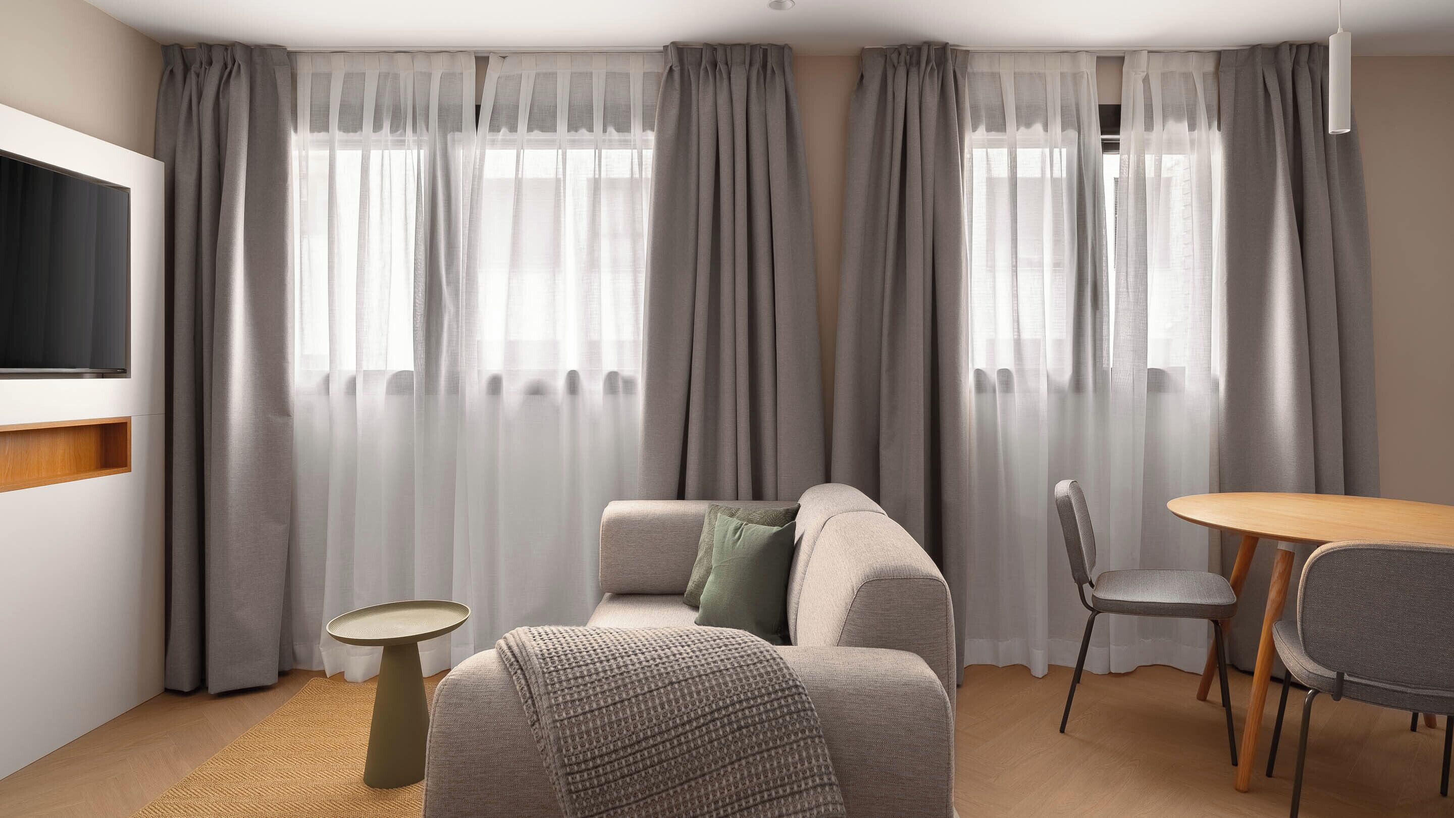 Comfort Studio with sofa bed | Individueel gedecoreerd, individueel gemeubileerd, een bureau