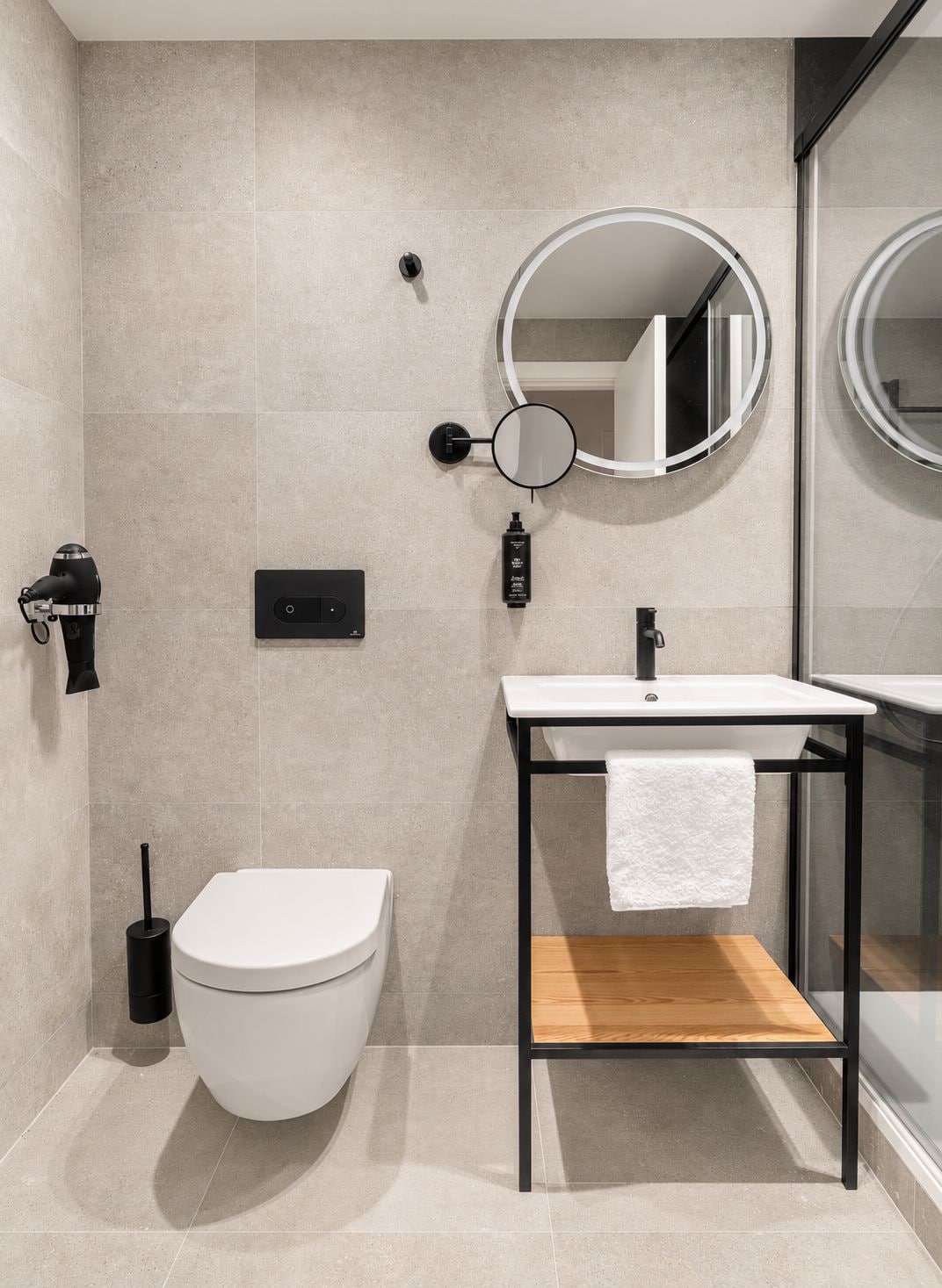 Une salle de bain moderne avec des toilettes, un lavabo et un miroir.