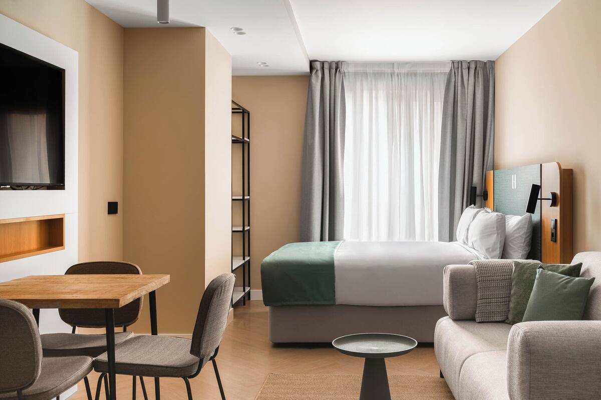 Comfort Studio with sofa bed | Schreibtisch, laptopgeeigneter Arbeitsplatz, Verdunkelungsvorhänge