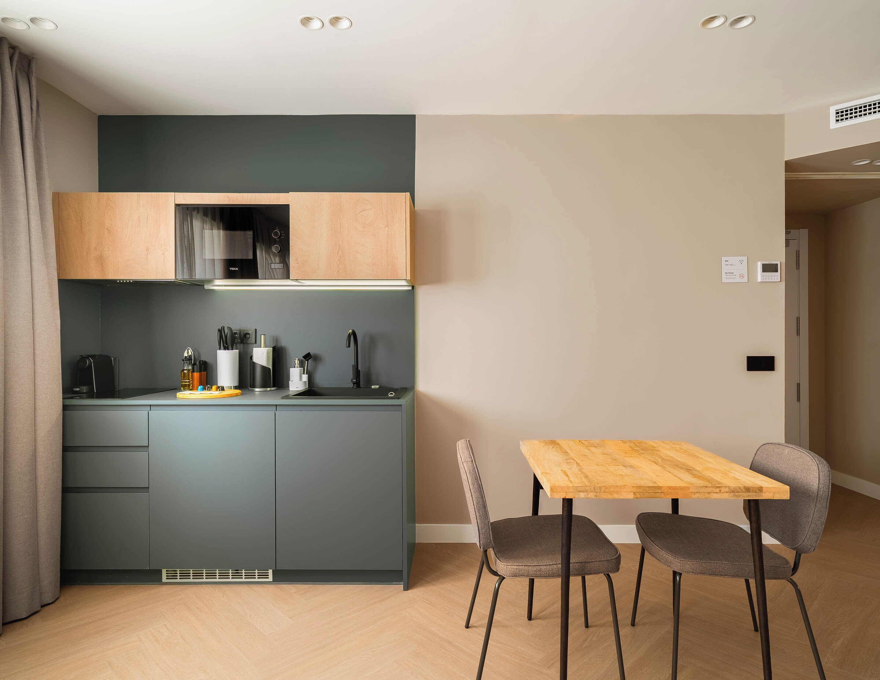 Comfort studio | Privékeuken | Een koelkast, een magnetron, een kookplaat, een espressoapparaat