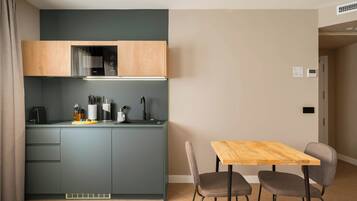 Comfort studio | Privékeuken | Een koelkast, een magnetron, een kookplaat, een espressoapparaat