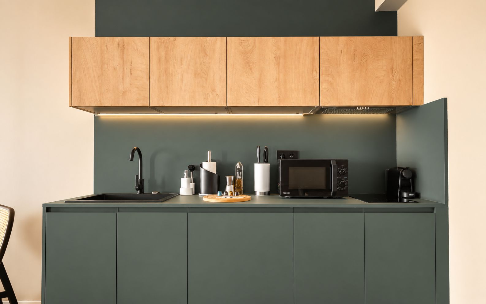 Una cocina moderna con microondas integrado, cafetera y lavaplatos.