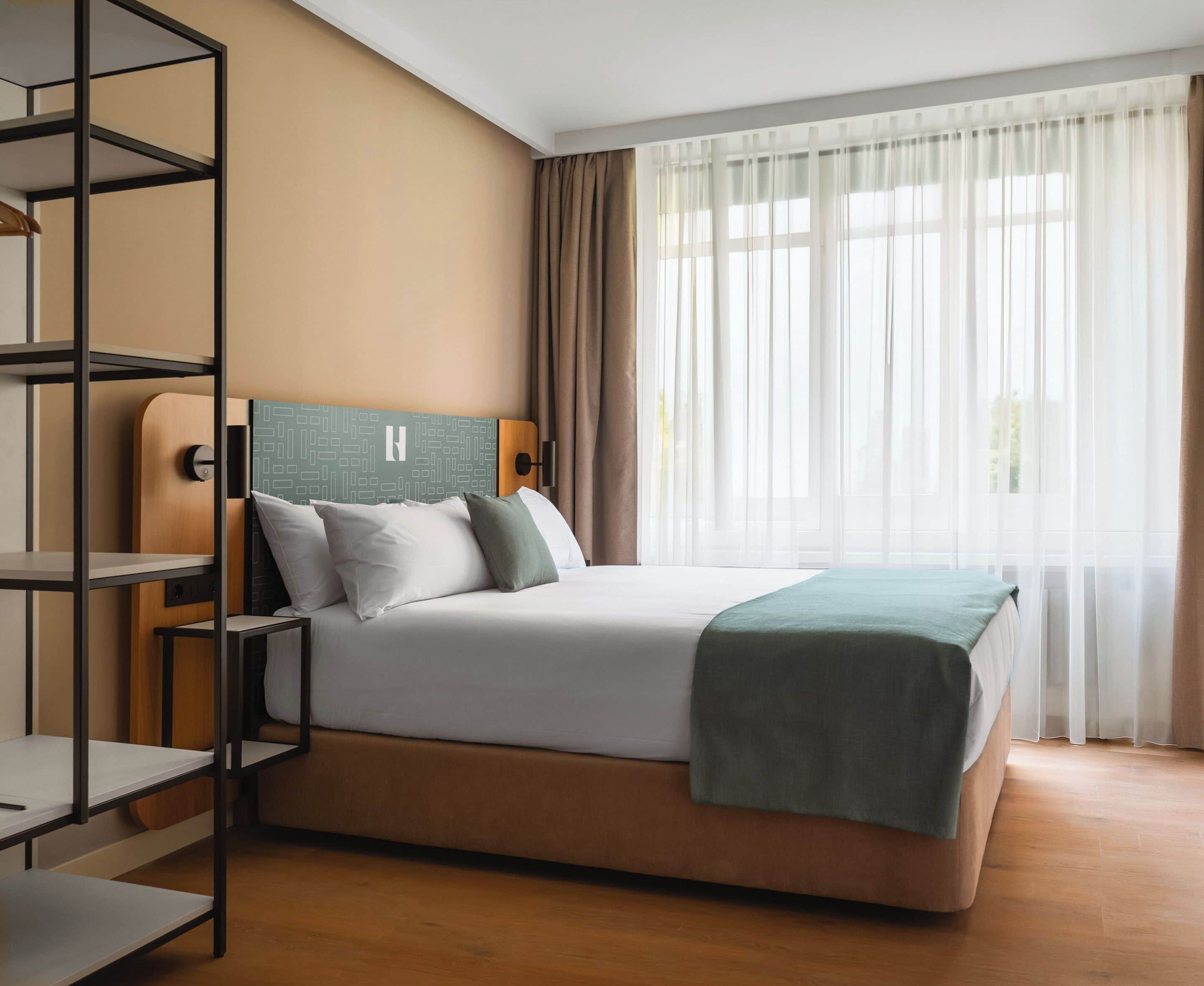 Monolocale | Con stile personalizzato, con arredamento individuale, una scrivania