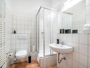 Studio | Bathroom - Limehome Madrid Calle del Maestro Alonso (Madrid)