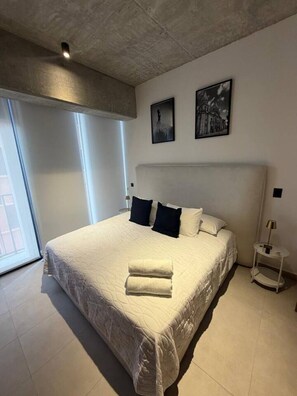 Desk, iron/ironing board, WiFi, bed sheets