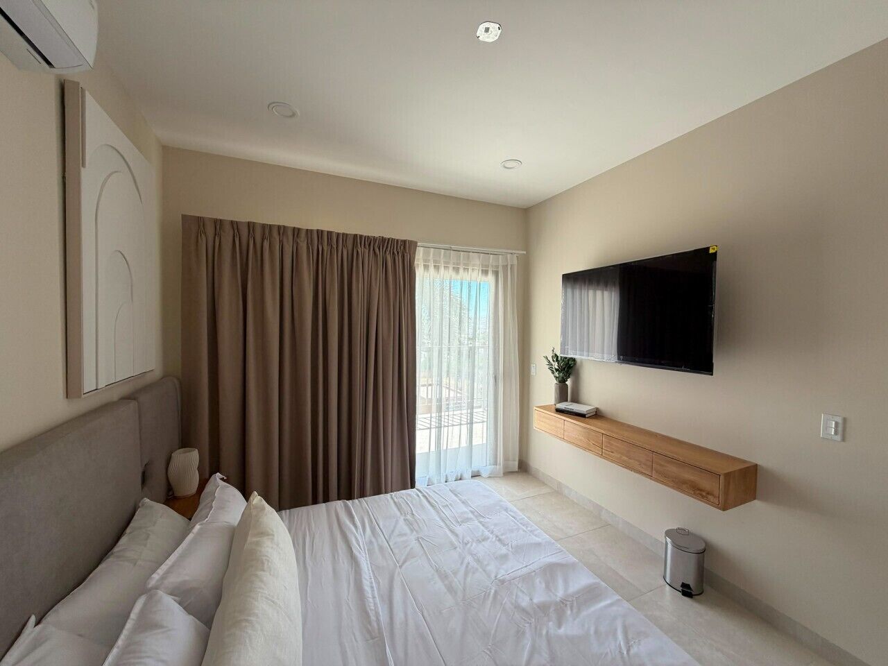 Desk, iron/ironing board, WiFi, bed sheets