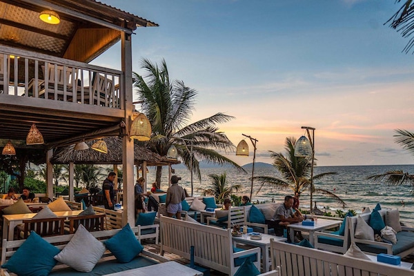 Gần bãi biển, cát trắng, khăn tắm biển