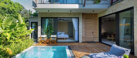 Piscine extérieure, parasols de plage, chaises longues