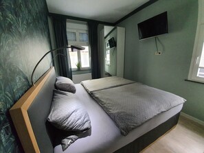 Schreibtisch, Bügeleisen/Bügelbrett, Reisekinderbett, Internetzugang