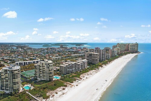 Remodeled Marco 2/2 Condo - Walk to The Snook Inn