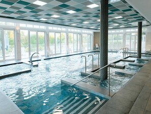 Outdoor pool - Tranquil Apartment With Pool Access (Bagnoles-de-l'Orne)