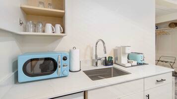 Cafetière/bouilloire, micro-ondes, grille-pain