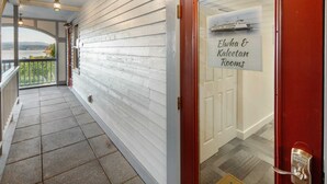 Un couloir donnant sur l’eau, une enseigne indiquant les « chambres Elwha et Kaletana », et une porte dotée d’un clavier numérique.