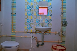 Regadera, amenidades de baño gratuitas, toallas, jabón