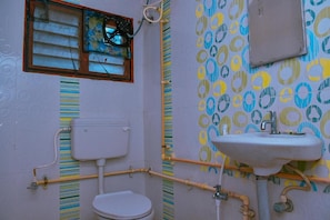 Shower, free toiletries, towels, soap - Coral Shelters Pykara (Pykara)