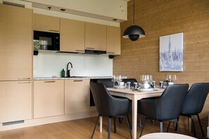 Wasserkocher mit Kaffee-/Teezubehör, Kühlschrank, Mikrowelle, Ofen