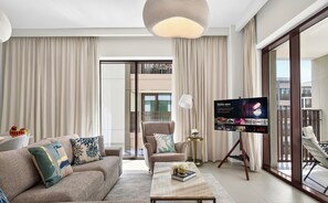 Familienapartment, Poolblick | Wohnzimmer | 65-Zoll-Smart-TV mit Digitalempfang, Netflix, Streaming-Dienste