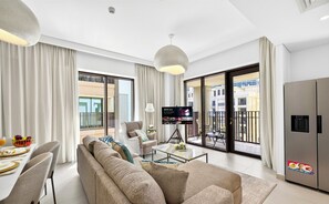 Familienapartment, Poolblick | Wohnzimmer | 65-Zoll-Smart-TV mit Digitalempfang, Netflix, Streaming-Dienste