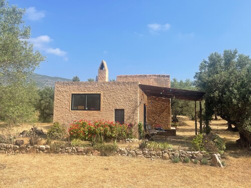 Off-grid paradise between the mountains and sea, between age-old olive groves