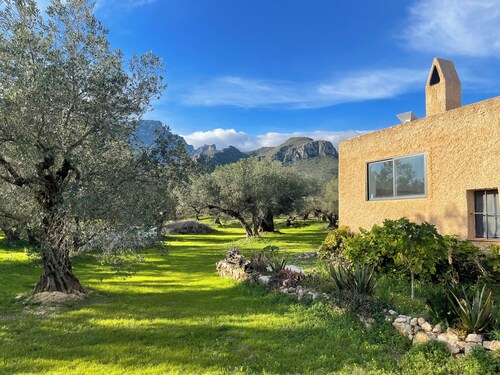 Off-grid paradise between the mountains and sea, between age-old olive groves