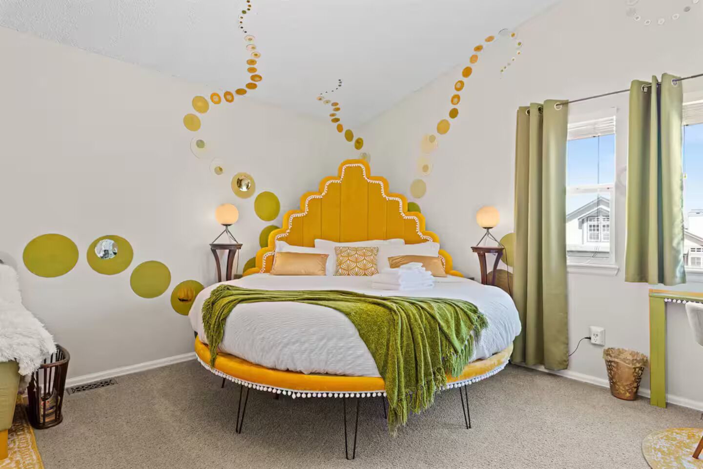 5 bedrooms, iron/ironing board, WiFi, bed sheets