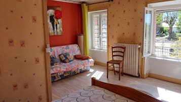 Iron/ironing board, bed sheets