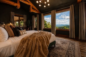 6 Schlafzimmer, Schreibtisch, Bügeleisen/Bügelbrett, Reisekinderbett