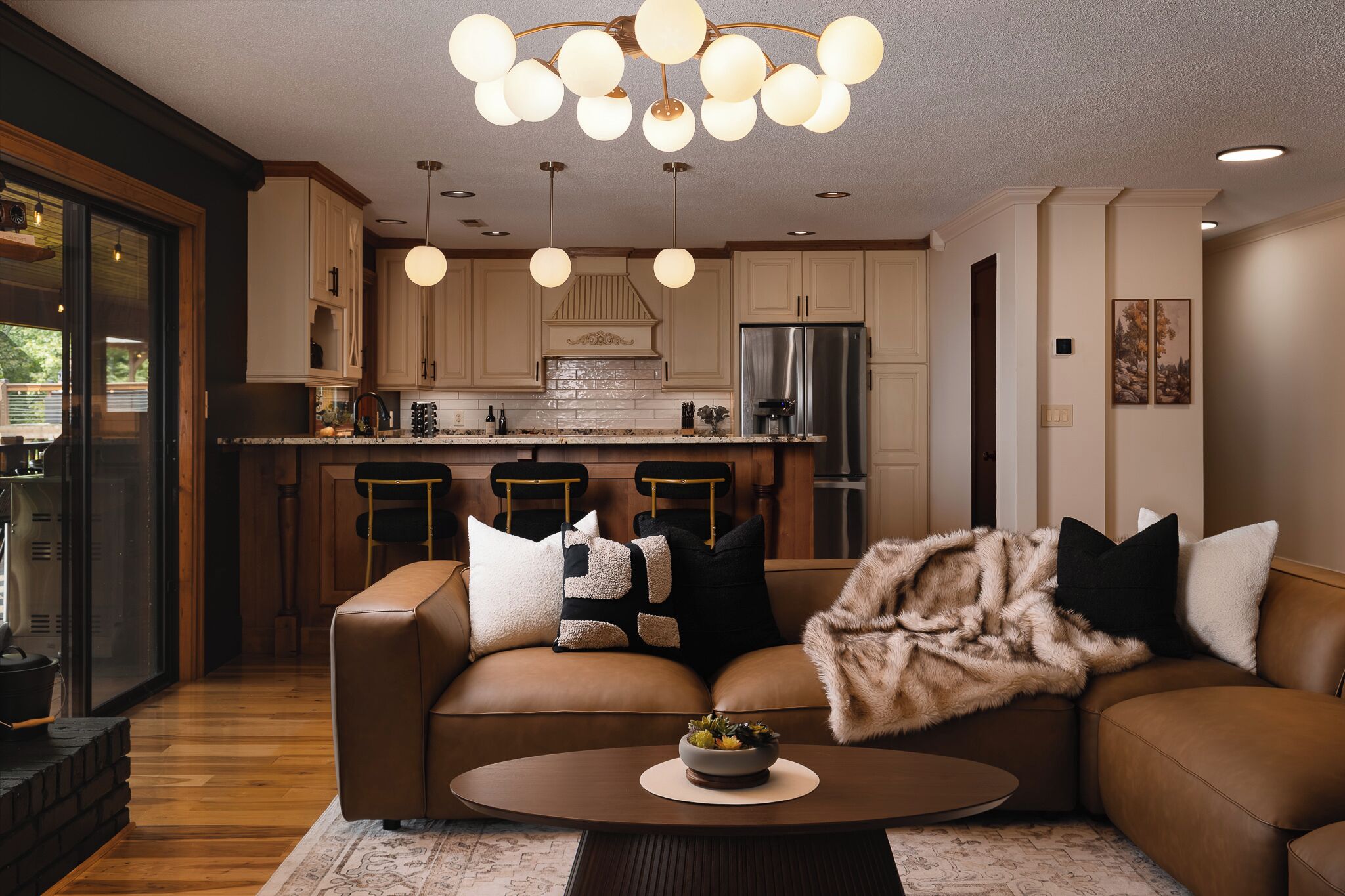 Smart TV, fireplace, books, stereo