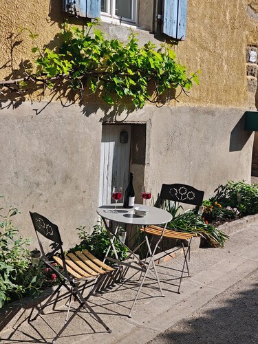 Between the vineyards and the canal. Fully renovated 3-story house