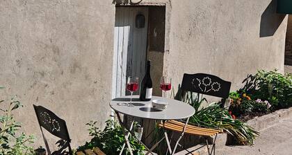 Between the vineyards and the canal. Fully renovated 3-story house