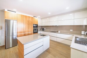 Premium Villa, 3 Bedrooms, Private Pool | Private kitchen | Fridge, microwave, oven, stovetop - Feel Discovery Casa do Pinheiro (Cesar, Oliveira de Azeméis)
