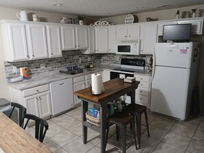 Coffee/tea maker, fridge, microwave, oven - Cozy 2-bedroom house in welcoming Elizabethtown (Elizabethtown)