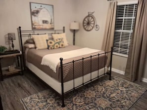 2 bedrooms, desk, iron/ironing board, travel cot - Cozy 2-bedroom house in welcoming Elizabethtown (Elizabethtown)