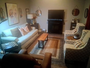 Smart TV, stereo - Cozy 2-bedroom house in welcoming Elizabethtown (Elizabethtown)