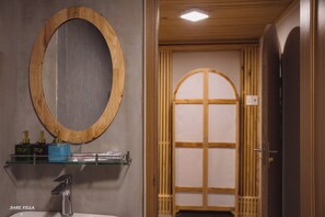 Sèche-cheveux, serviettes fournies, papier toilette