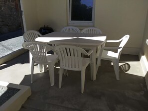 A patio with a table and chairs, a window, and a view of the outside. - 🏡 The Heron's Cozy Little Nest | Sleeps 6–7 | Pets welcome (Felletin)