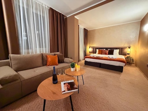 Hotel NIRA