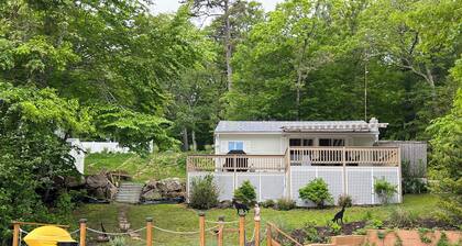 Grandpa's Cottage: Peaceful 2-bedroom cottage with AC on Pimlico Pond.