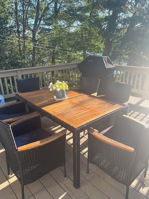 Outdoor dining - Grandpa's Cottage: Soothing 2-bedroom cottage with AC on Pimlico Pond. (Sandwich)