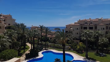 حمام سباحة